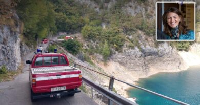 Scivola dal sentiero e cade nel lago degli Speccheri: muore annegata davanti al figlio
