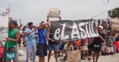 Ceuta, protestano i migranti per l'asilo: "Non torneremo indietro in Marocco"