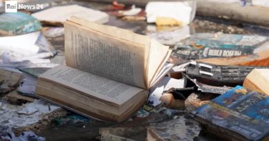 Raid russo su Kiev: distrutto dalle fiamme lo storico mercato dei libri di Petrivka