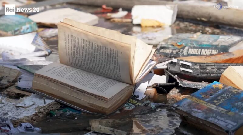 Raid russo su Kiev: distrutto dalle fiamme lo storico mercato dei libri di Petrivka