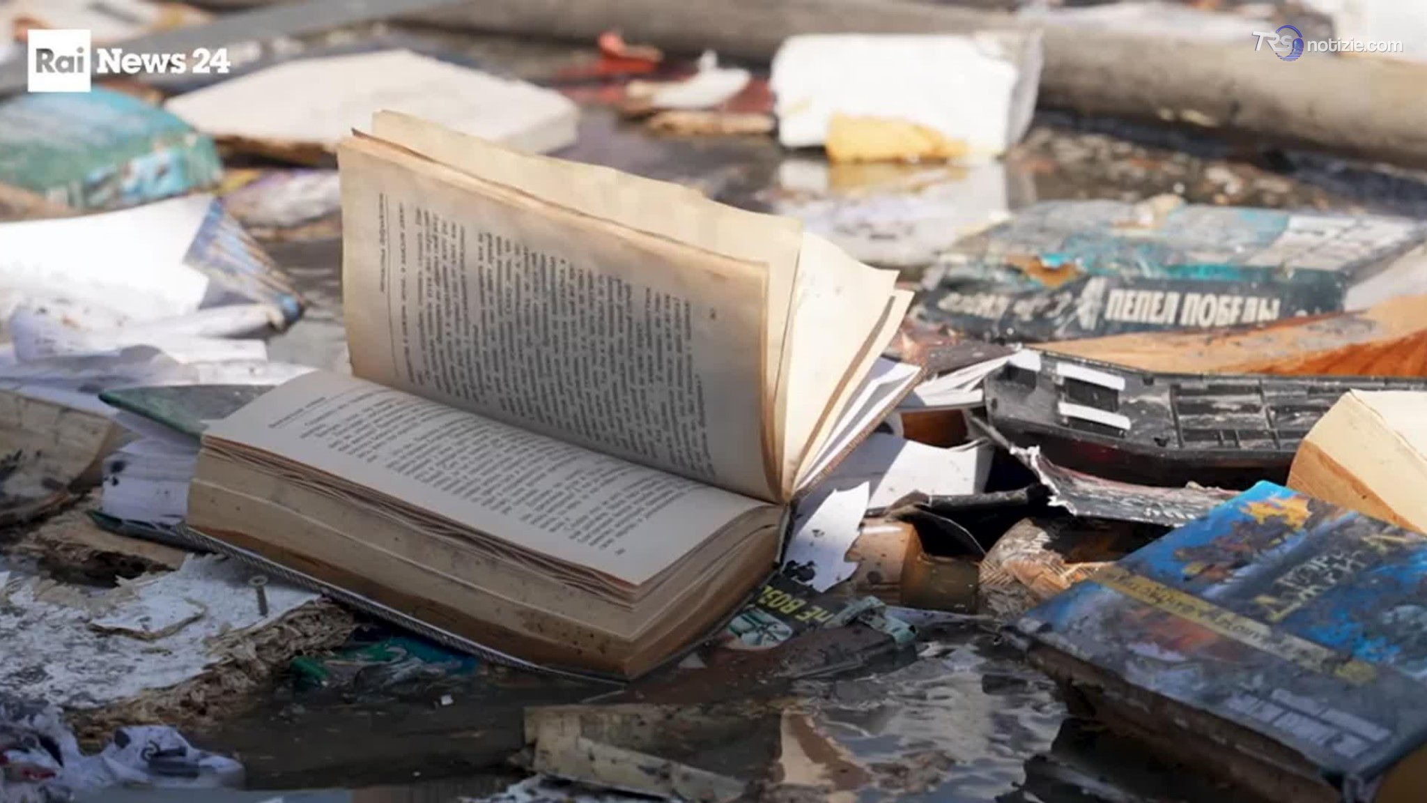 Raid russo su Kiev: distrutto dalle fiamme lo storico mercato dei libri di Petrivka