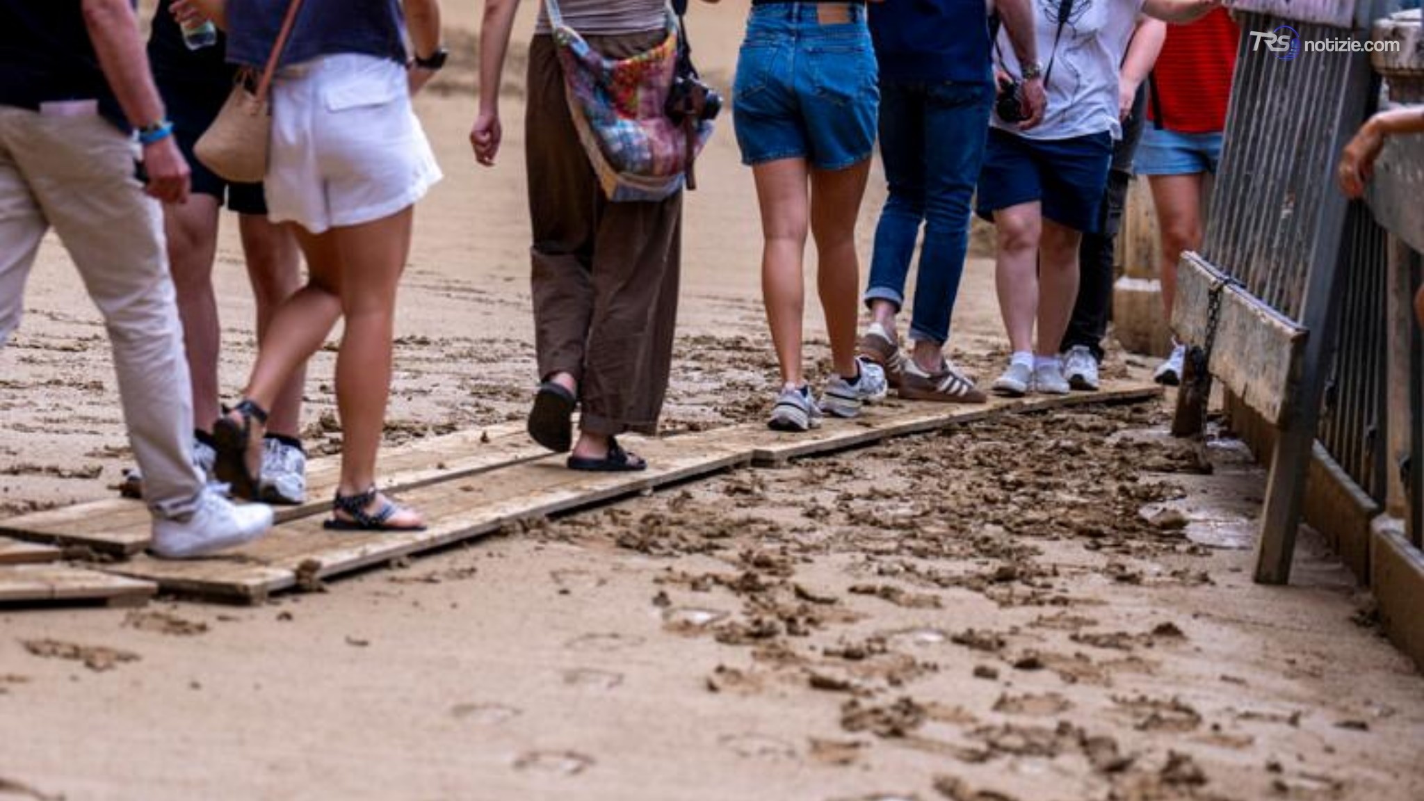 La pioggia sorprende piazza del Campo: il Palio di Siena rinviato di un giorno