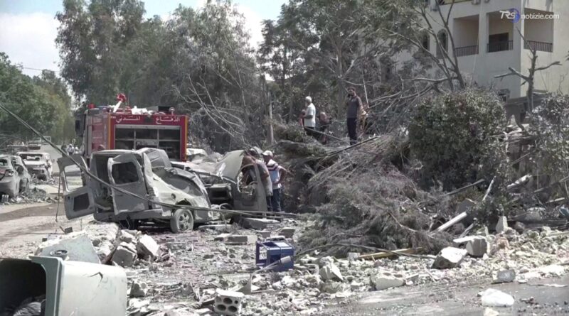 Escalation in Libano, 11 morti sotto i raid israeliani. Si scava tra le macerie