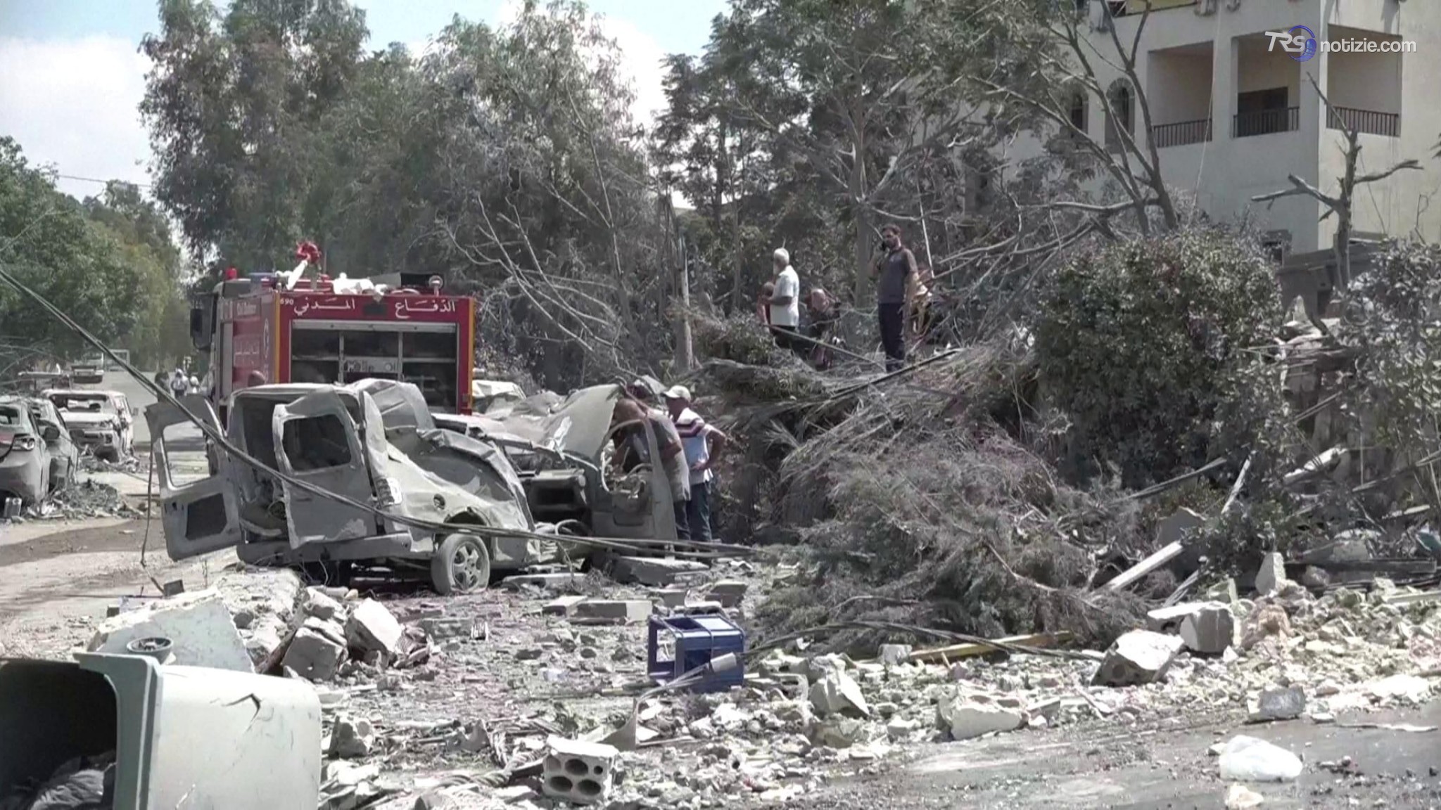 Escalation in Libano, 11 morti sotto i raid israeliani. Si scava tra le macerie