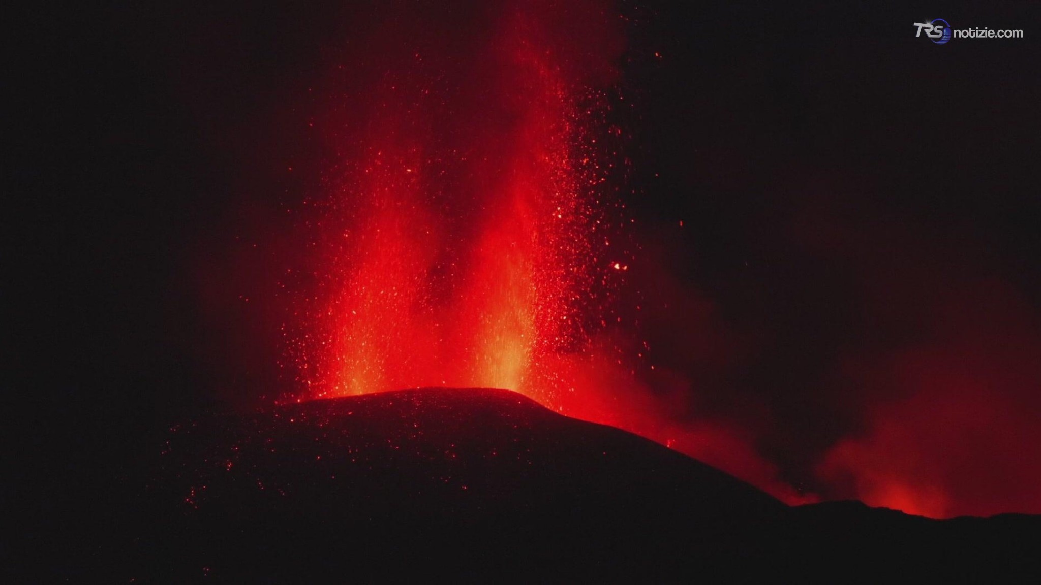 La potenza dell'eruzione dell'Etna: intensa attività esplosiva