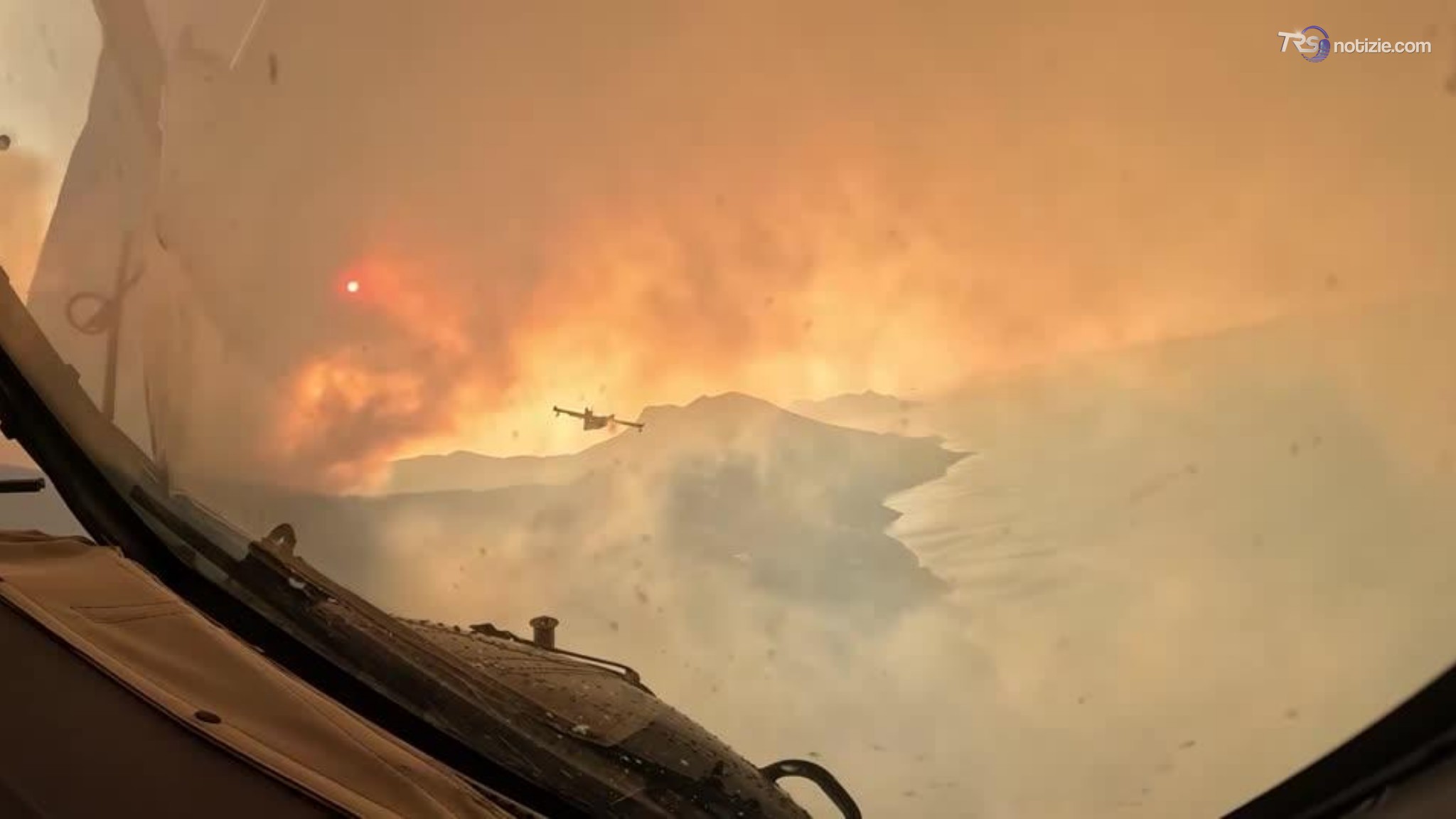 Croazia, l’inferno di fuoco visto dal Canadair in azione contro gli incendi in Dalmazia