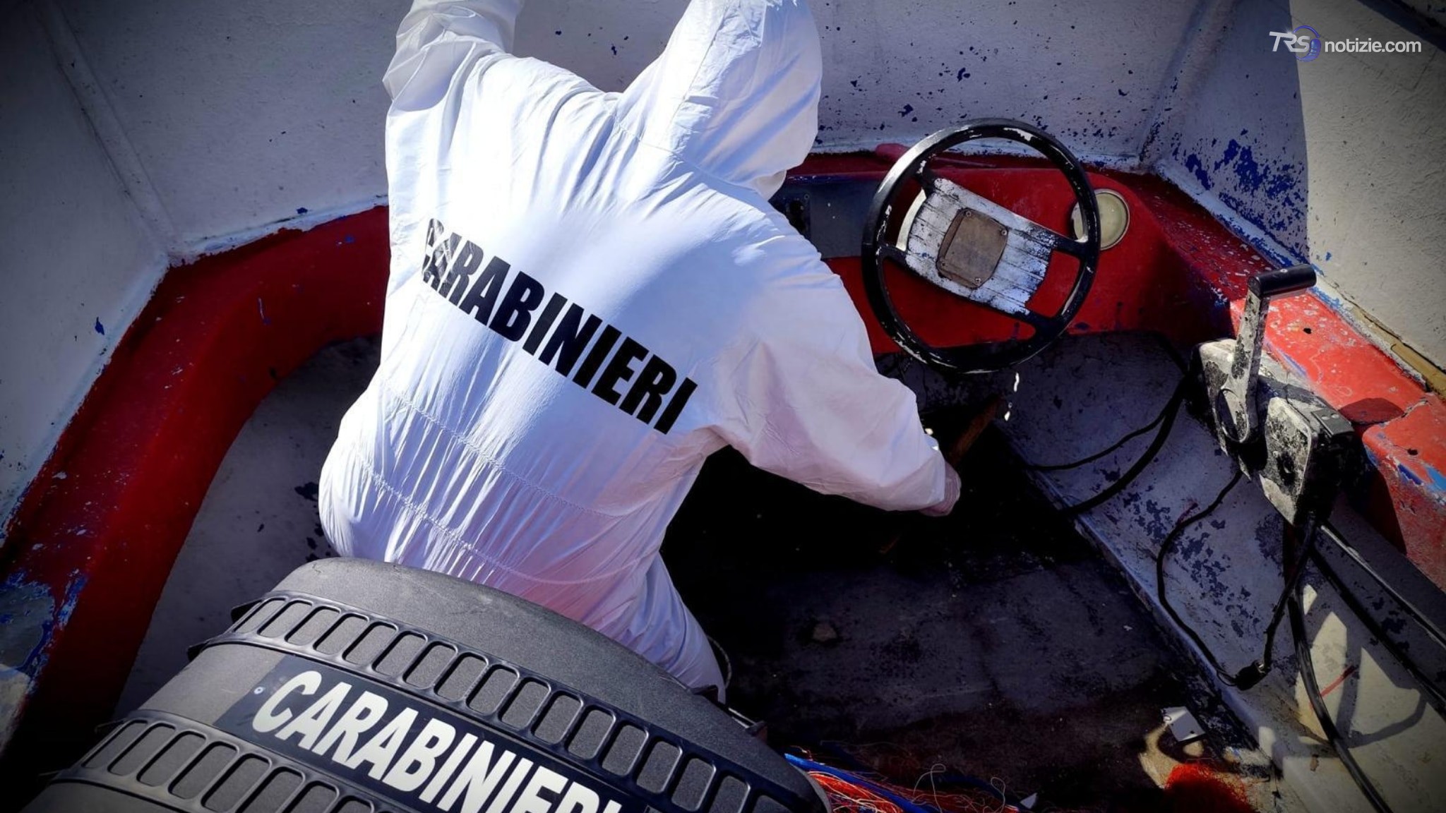 L'operazione dei carabinieri per rintracciare la barca di migranti a Chia- VIDEO -