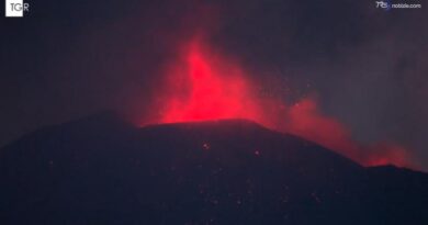 Riprende vigore l'attività dell'Etna. Nuova bocca effusiva nella Valle del Bove
