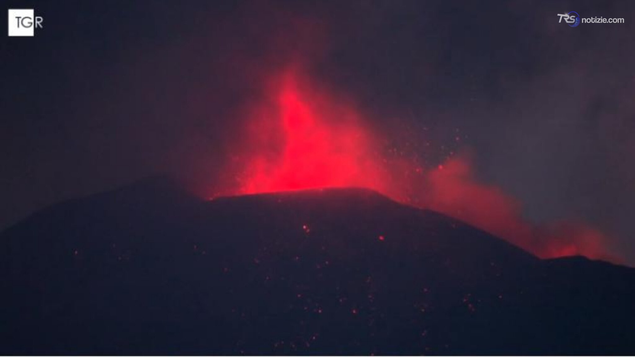 Riprende vigore l'attività dell'Etna. Nuova bocca effusiva nella Valle del Bove