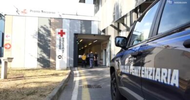 Prato, indagato per tentato omicidio agente di custodia che ha sparato a 22enne dentro l’ospedale