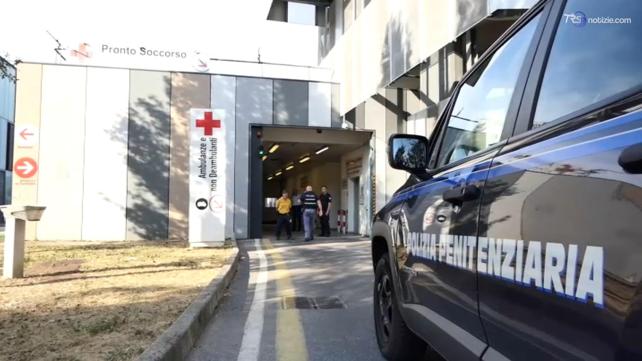 Prato, indagato per tentato omicidio agente di custodia che ha sparato a 22enne dentro l’ospedale