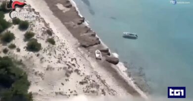 Turista 17enne travolta da barchino di migranti a Chia: arrestato il presunto scafista