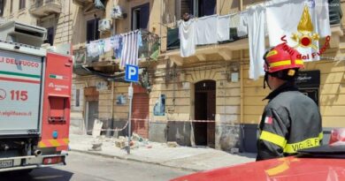 Palermo, crolla un balcone. Donna precipita dal primo piano, è grave