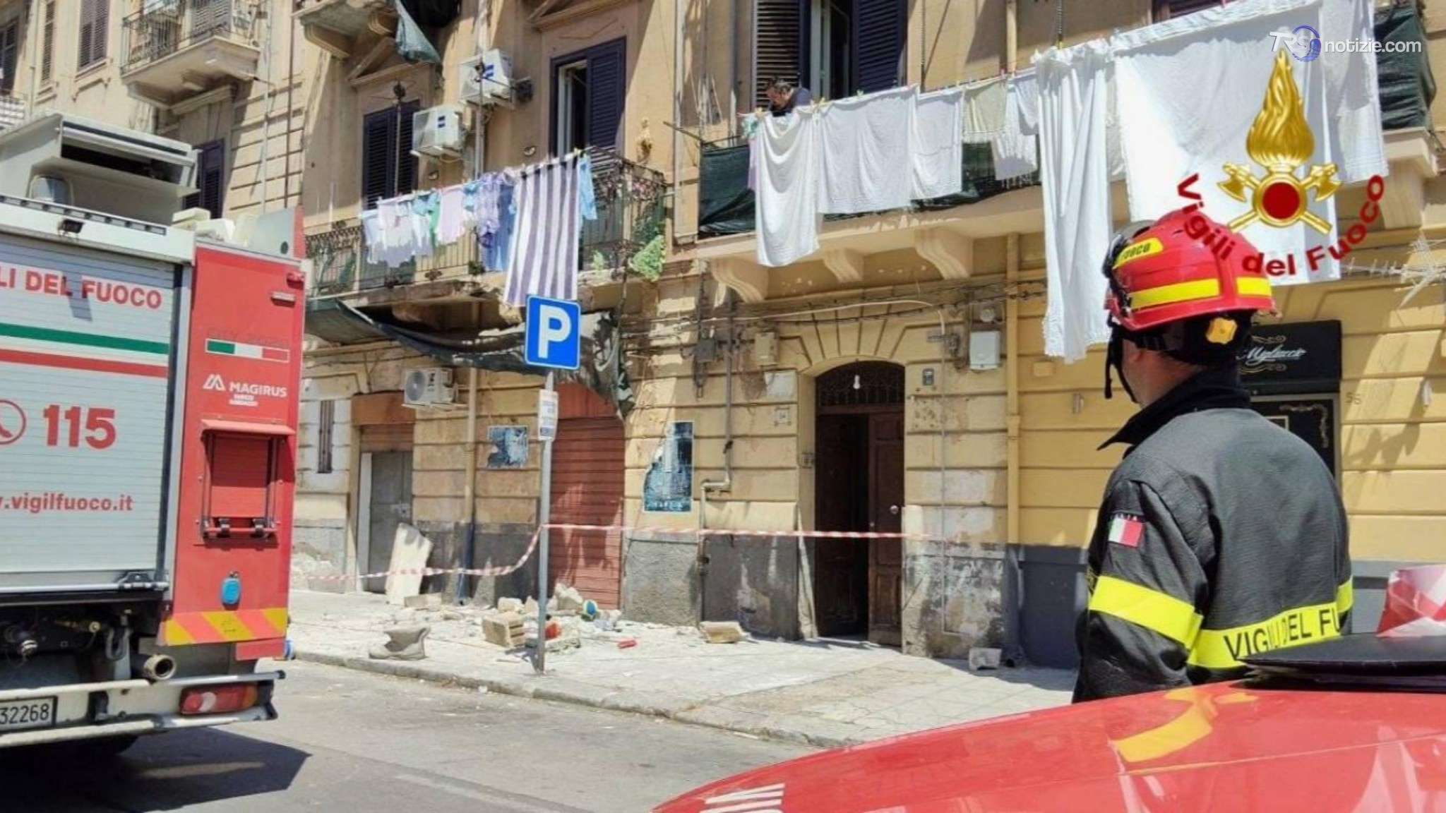 Palermo, crolla un balcone. Donna precipita dal primo piano, è grave