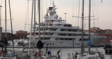 Lo yacht dell'ambasciatore USA al porto di Livorno: schieramento dei mezzi polizia
