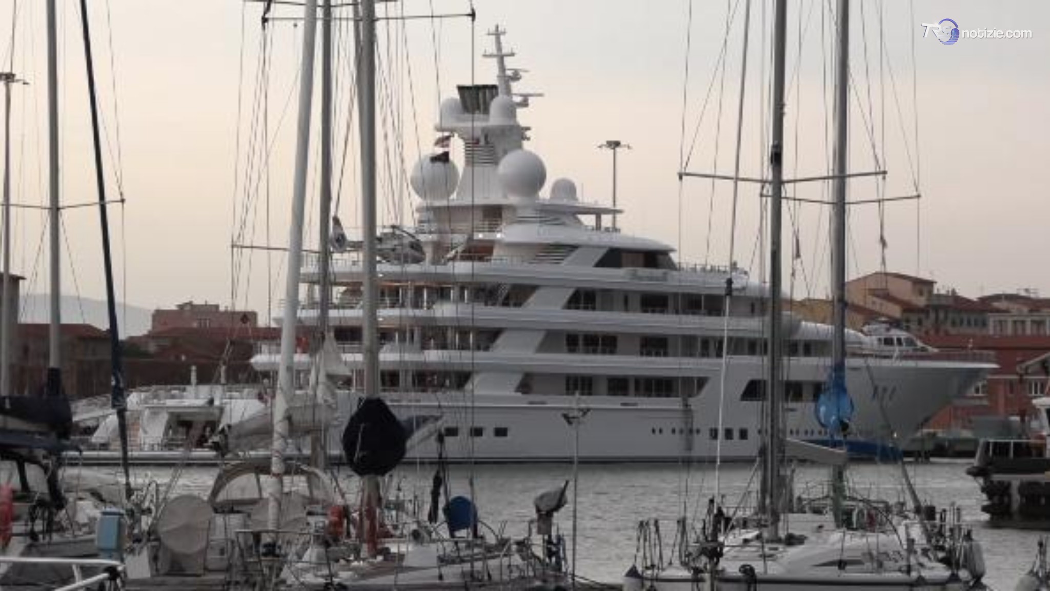Lo yacht dell'ambasciatore USA al porto di Livorno: schieramento dei mezzi polizia