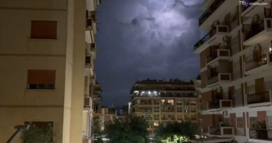 Il cielo s'illumina a giorno, fulmini e saette su Roma, l'improvviso temporale lampo
