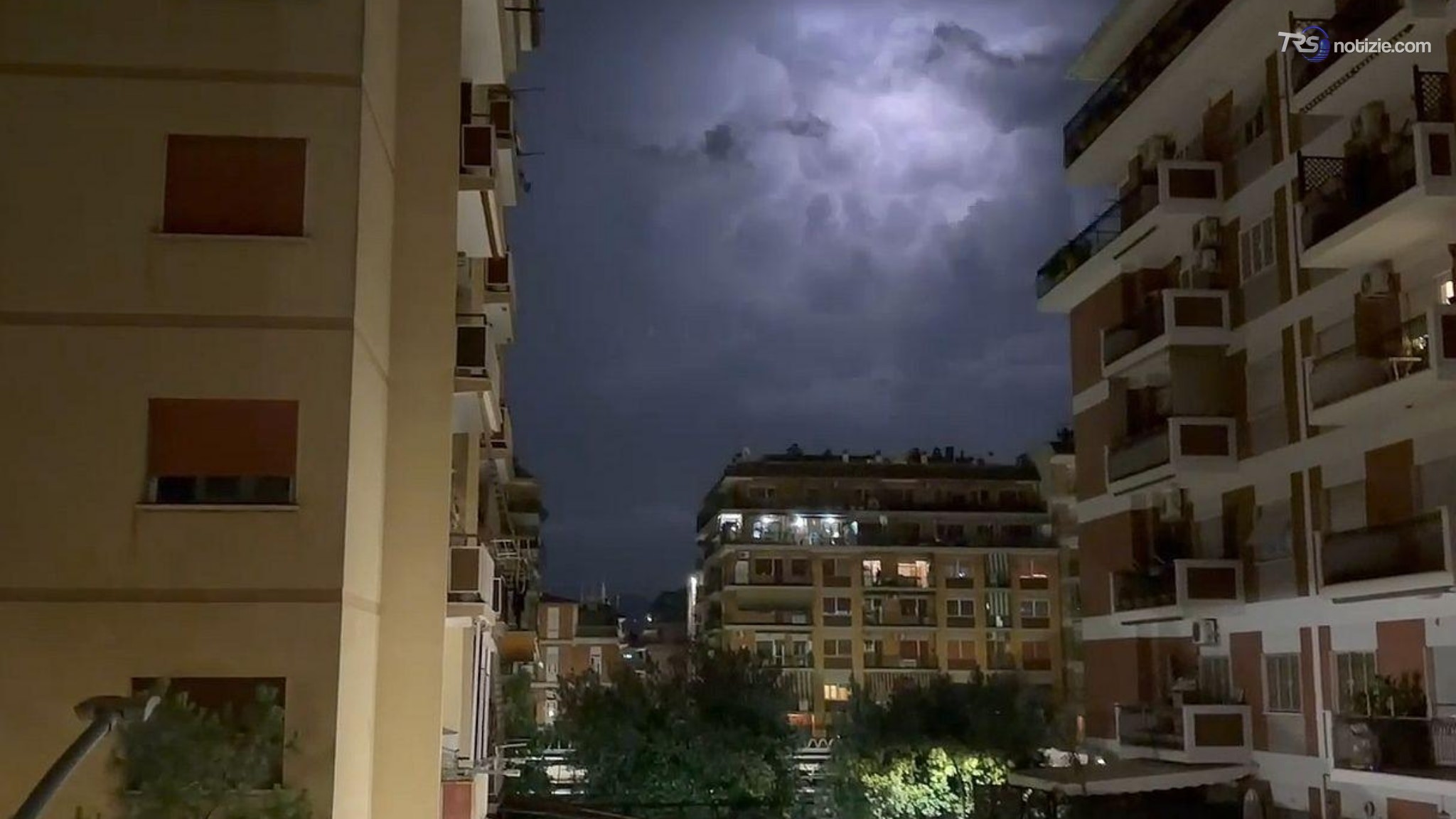 Il cielo s'illumina a giorno, fulmini e saette su Roma, l'improvviso temporale lampo