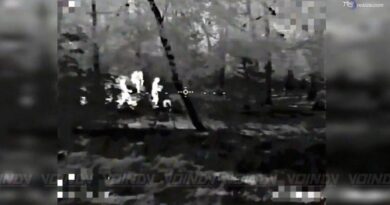 Soldati ucraini agganciati dal mirino di un drone russo ad infrarossi: l'esplosione