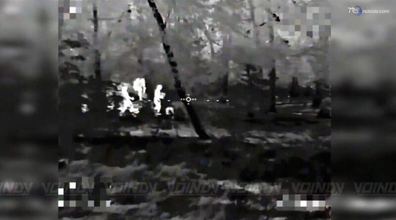 Soldati ucraini agganciati dal mirino di un drone russo ad infrarossi: l'esplosione