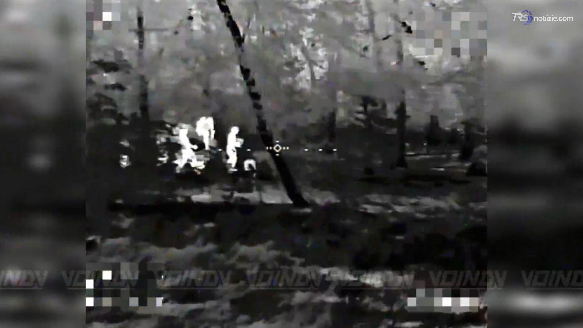 Soldati ucraini agganciati dal mirino di un drone russo ad infrarossi: l'esplosione