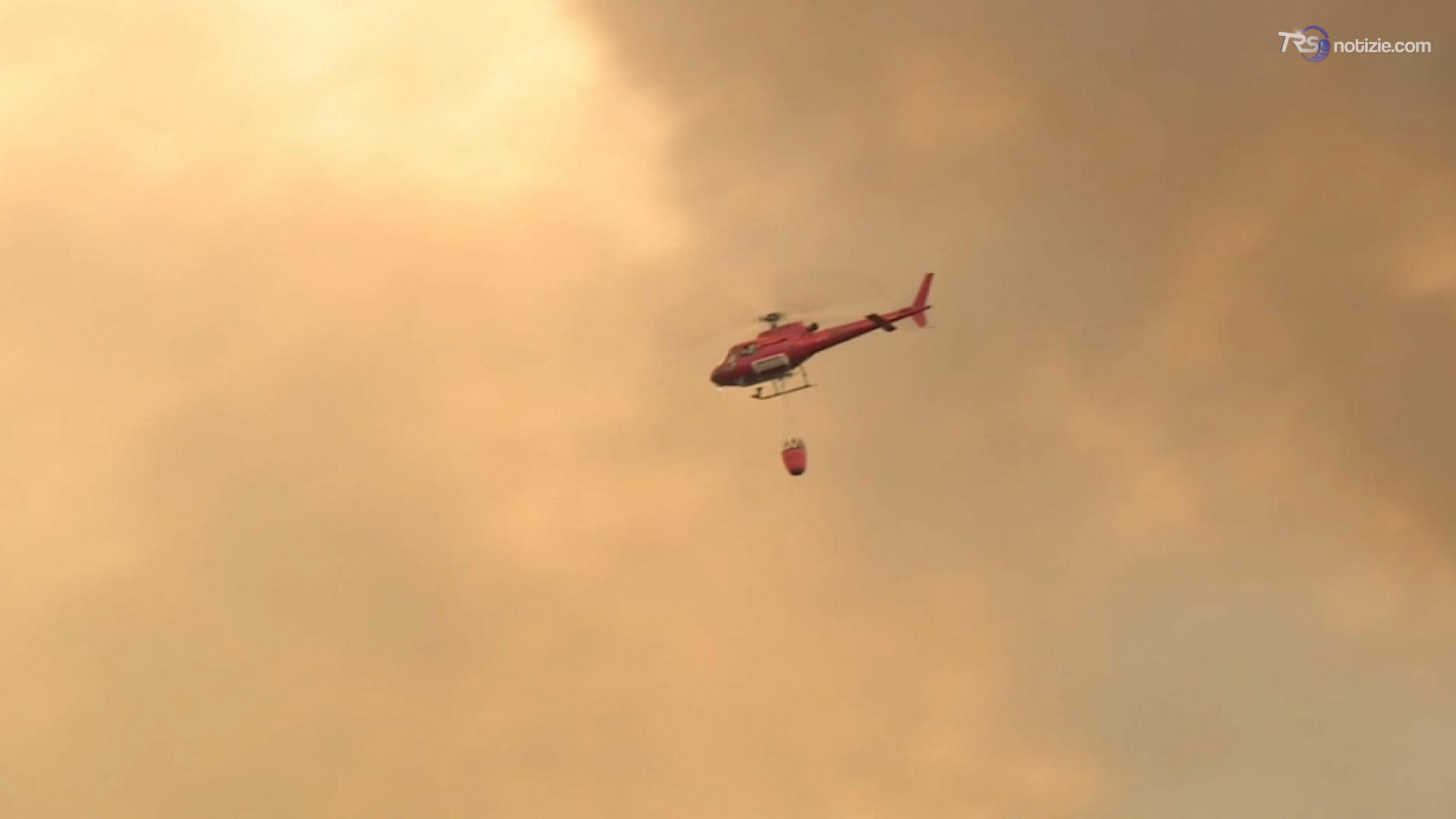 Abruzzo, vento e caldo spingono gli incendi: arriva l'esercito