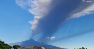 Etna, ripresa l'attività stromboliana dal cratere della Voragine: emissione di cenere