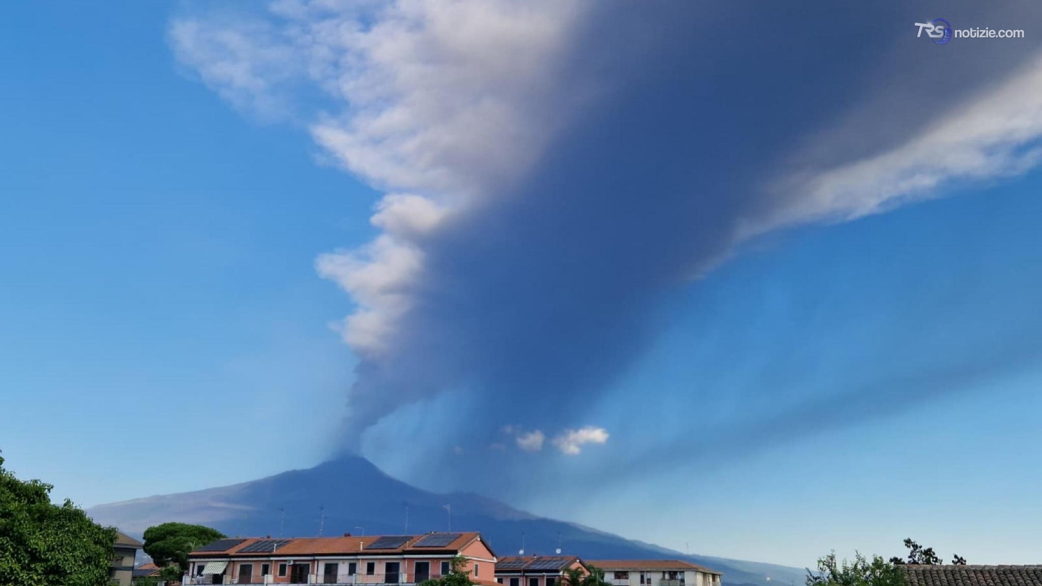 Etna, ripresa l'attività stromboliana dal cratere della Voragine: emissione di cenere