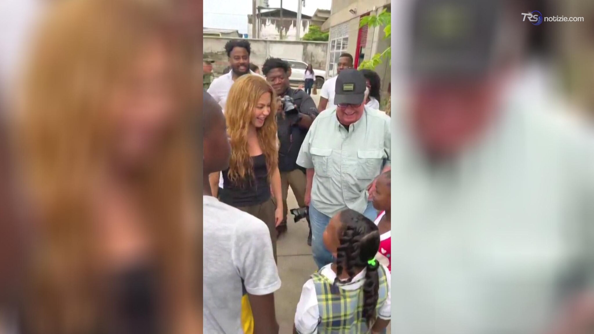 Colombia, Shakira visita le aree colpite dal sisma: "Un milione per ricostruire le scuole"