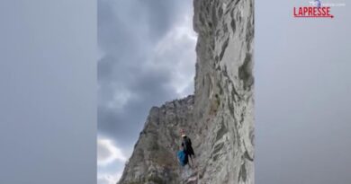 Perde il controllo del parapendio e resta aggrappato alla parete: il salvataggio è spettacolare
