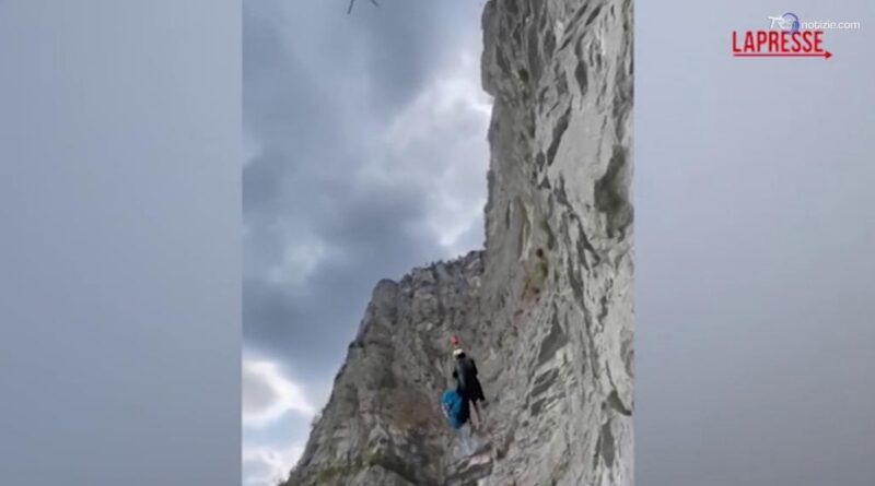Perde il controllo del parapendio e resta aggrappato alla parete: il salvataggio è spettacolare
