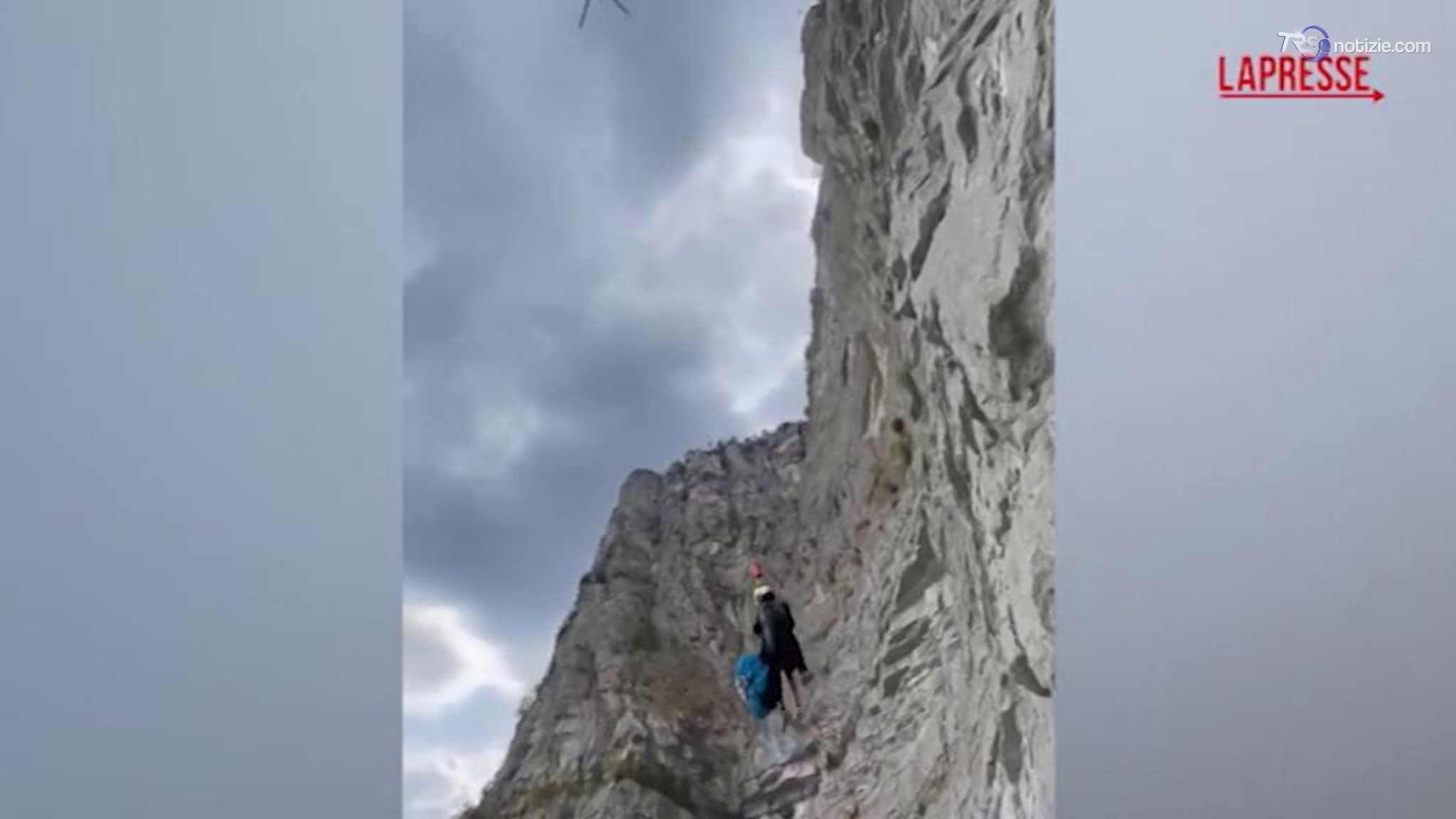 Perde il controllo del parapendio e resta aggrappato alla parete: il salvataggio è spettacolare
