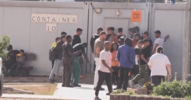 Migranti: la Svizzera riavvia i trasferimenti verso l’Italia tra le polemiche