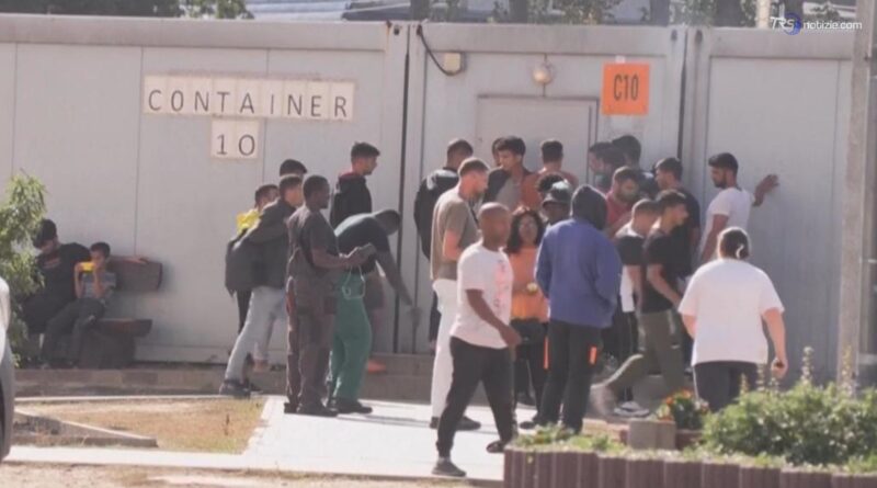 Migranti: la Svizzera riavvia i trasferimenti verso l’Italia tra le polemiche