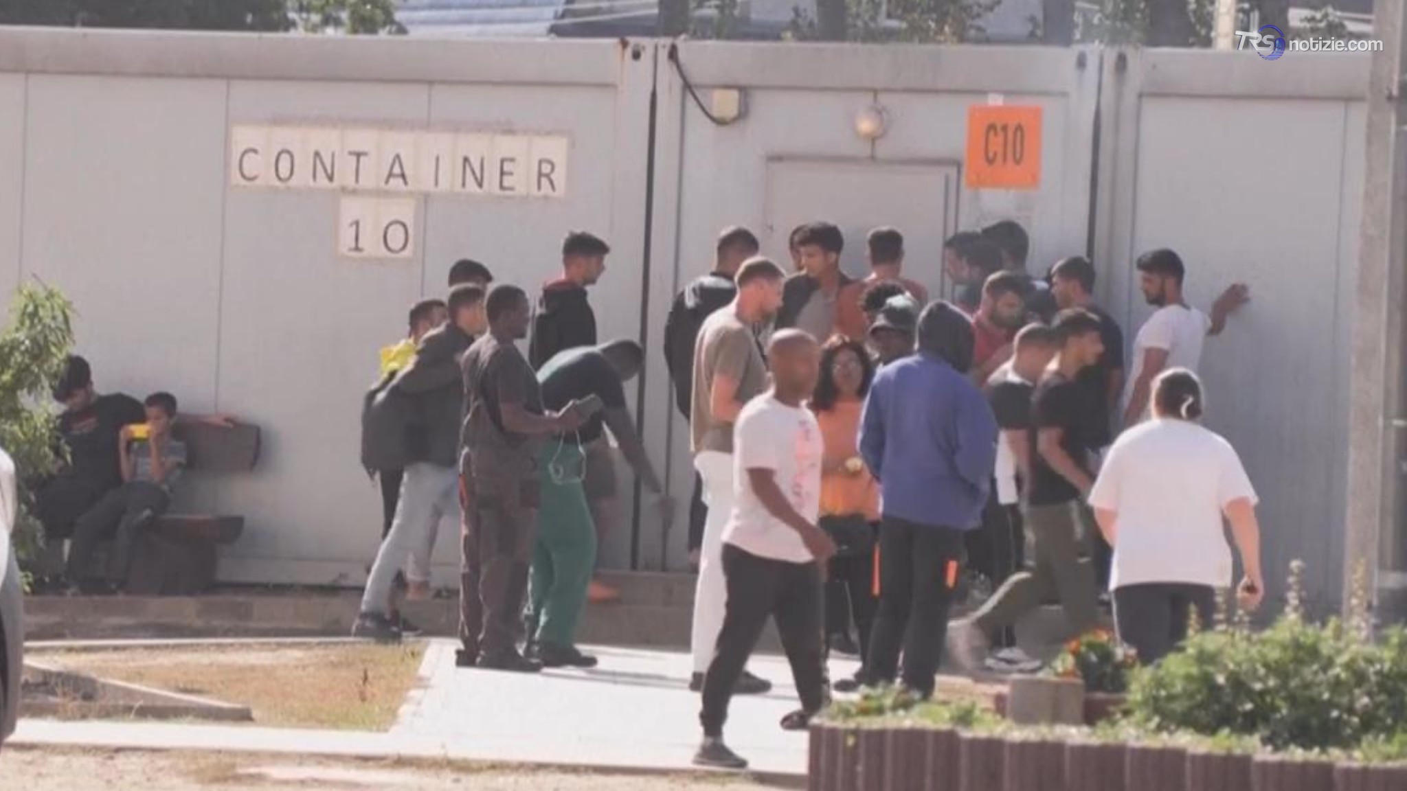Migranti: la Svizzera riavvia i trasferimenti verso l’Italia tra le polemiche