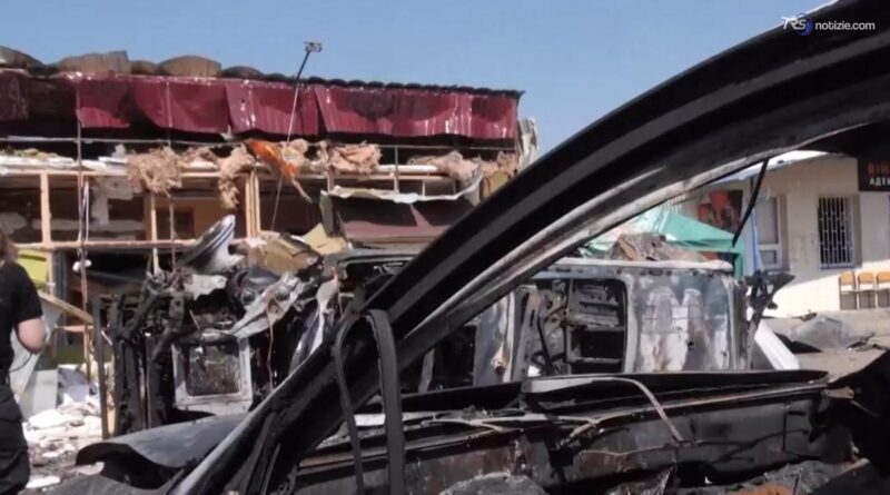 Raid russo su Kharkiv: almeno 10 morti, distrutte case e negozi. Zelensky promette ferma risposta