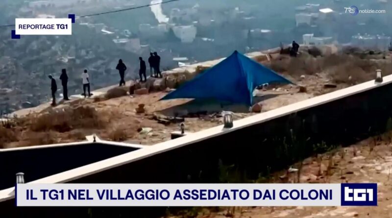 L’assedio dei coloni a tre famiglie palestinesi: “Chiusi in casa senza acqua e luce”