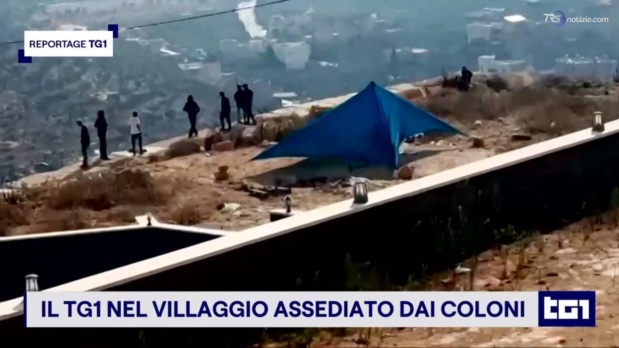 L’assedio dei coloni a tre famiglie palestinesi: “Chiusi in casa senza acqua e luce”