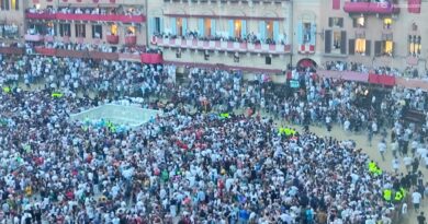 La contrada del Nicchio vince il Palio dell'Assunta, trionfa Tittia che cade all'arrivo