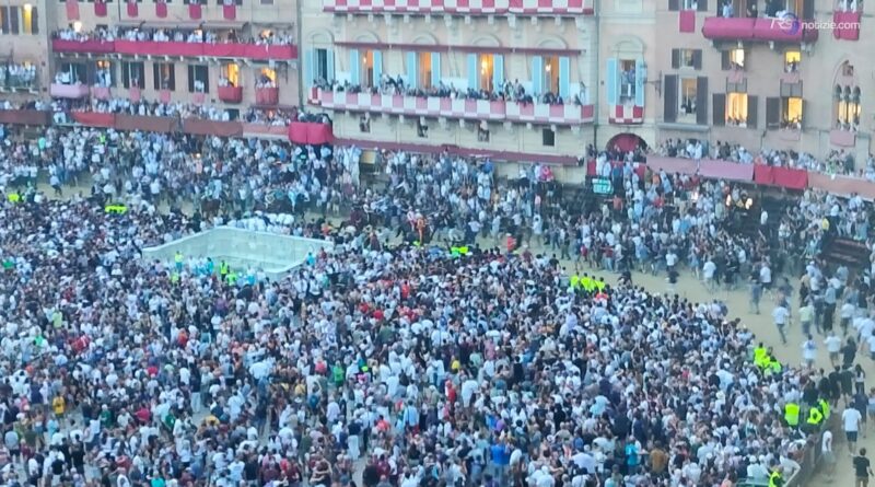 La contrada del Nicchio vince il Palio dell'Assunta, trionfa Tittia che cade all'arrivo