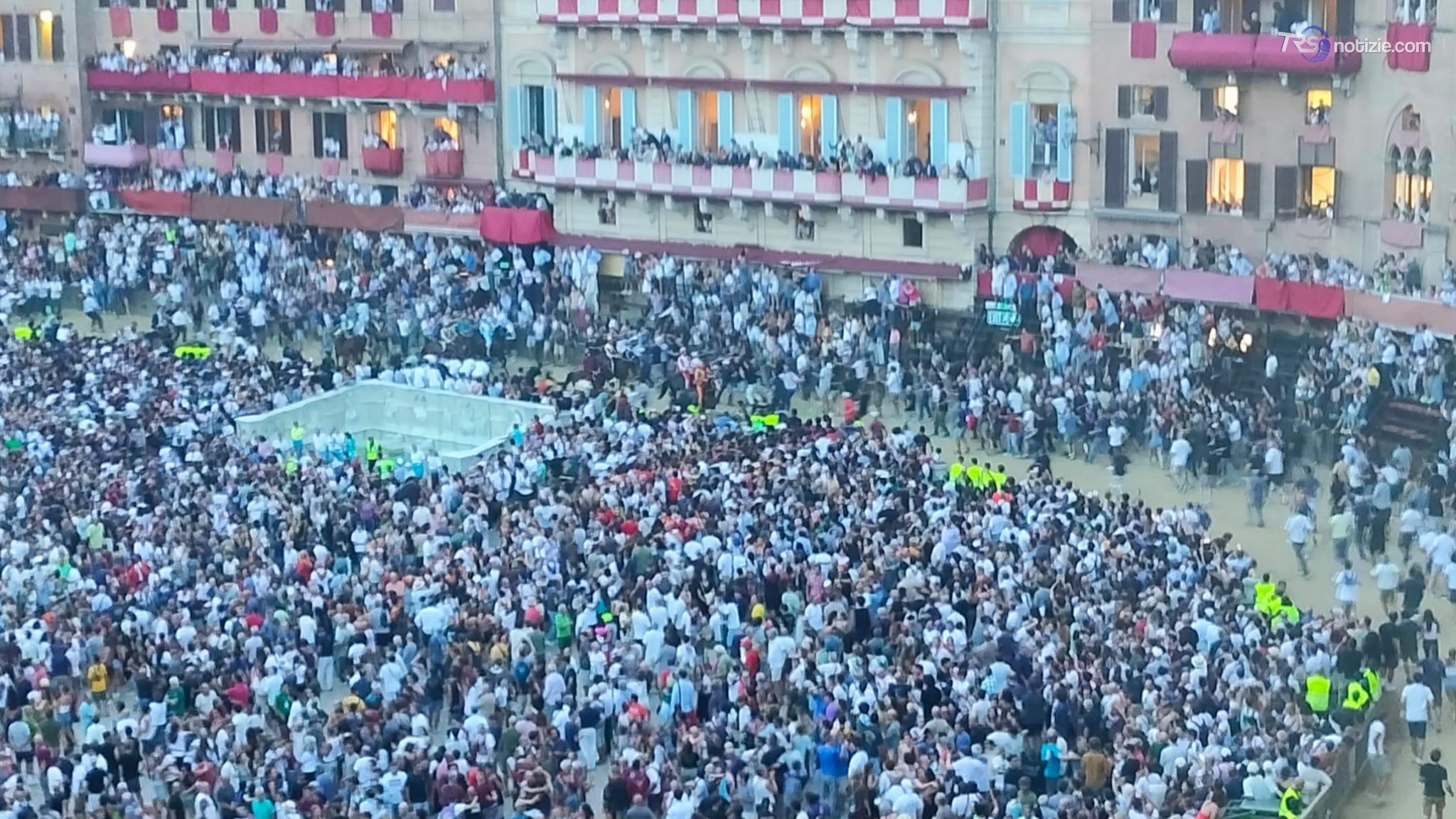La contrada del Nicchio vince il Palio dell'Assunta, trionfa Tittia che cade all'arrivo