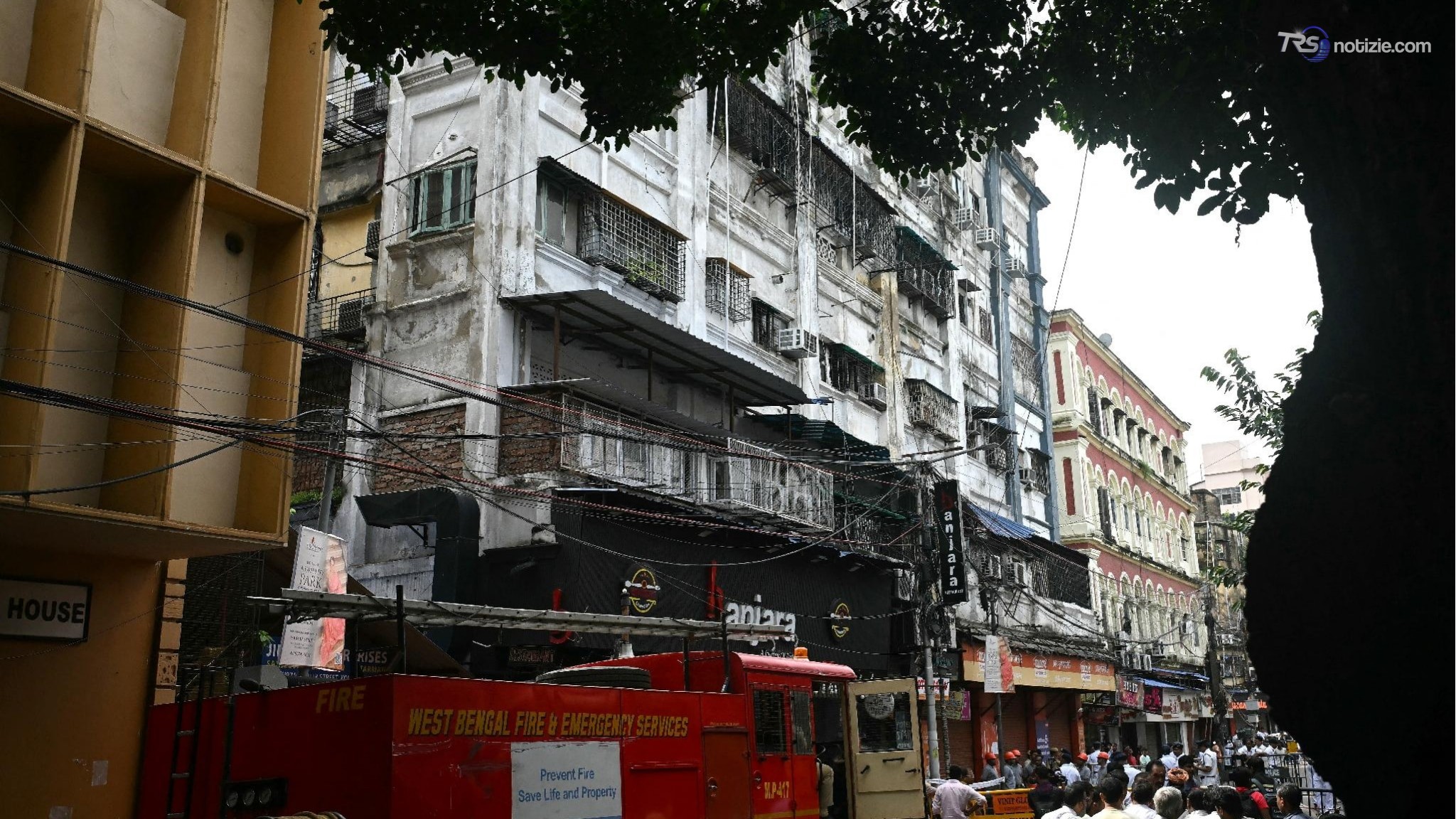 Incendio in un albergo a Calcutta: almeno 9 morti, tra questi anche un bambino. Sei i feriti