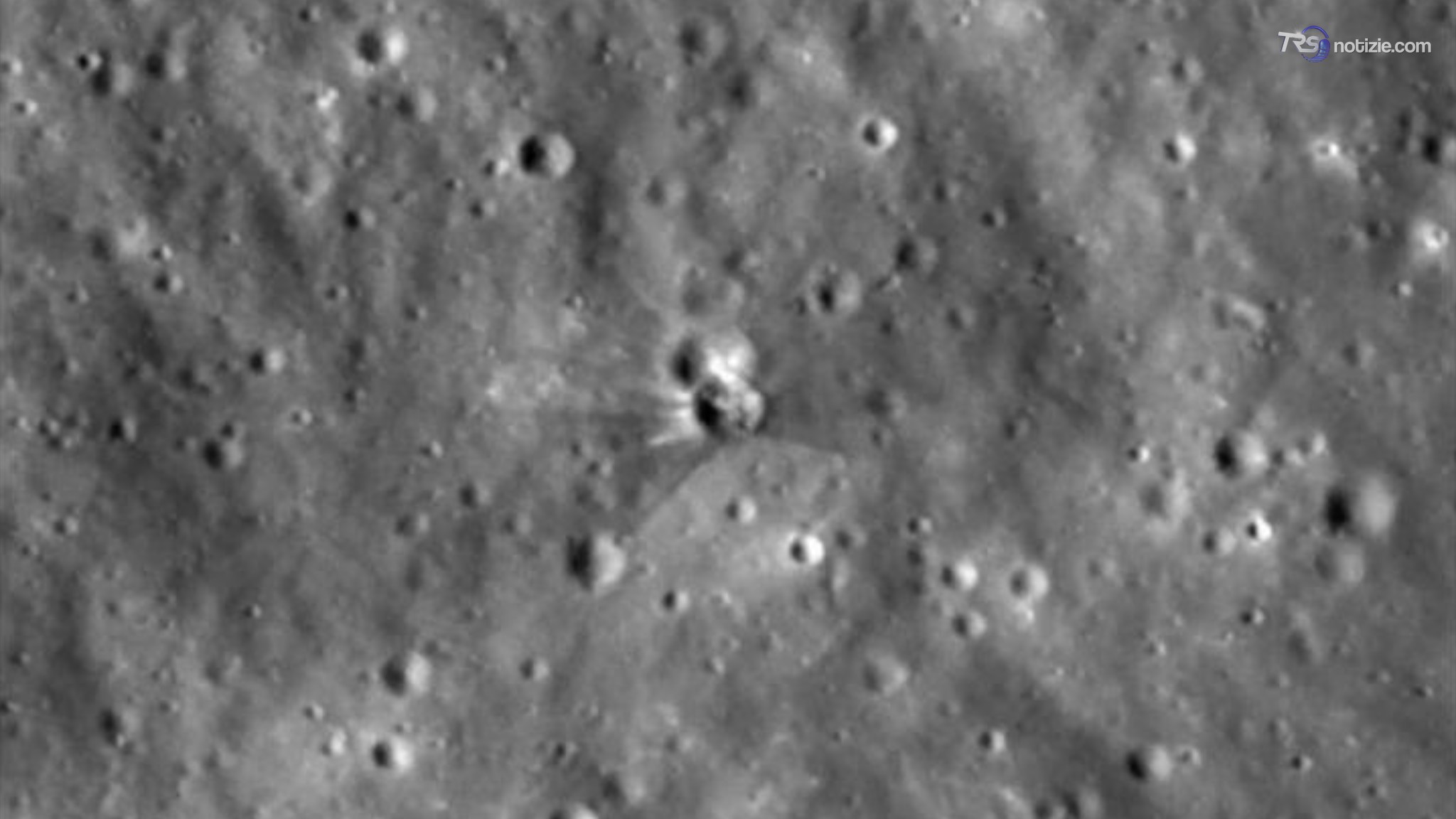 Un frammento del razzo SpaceX impatta sulla Luna e crea un nuovo cratere