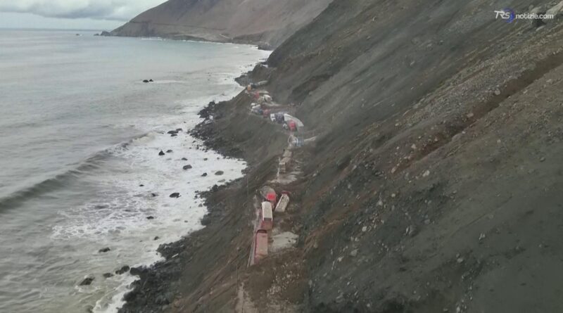 Perù, fango e rocce travolgono la strada costiera: le immagini della frana di Arequipa