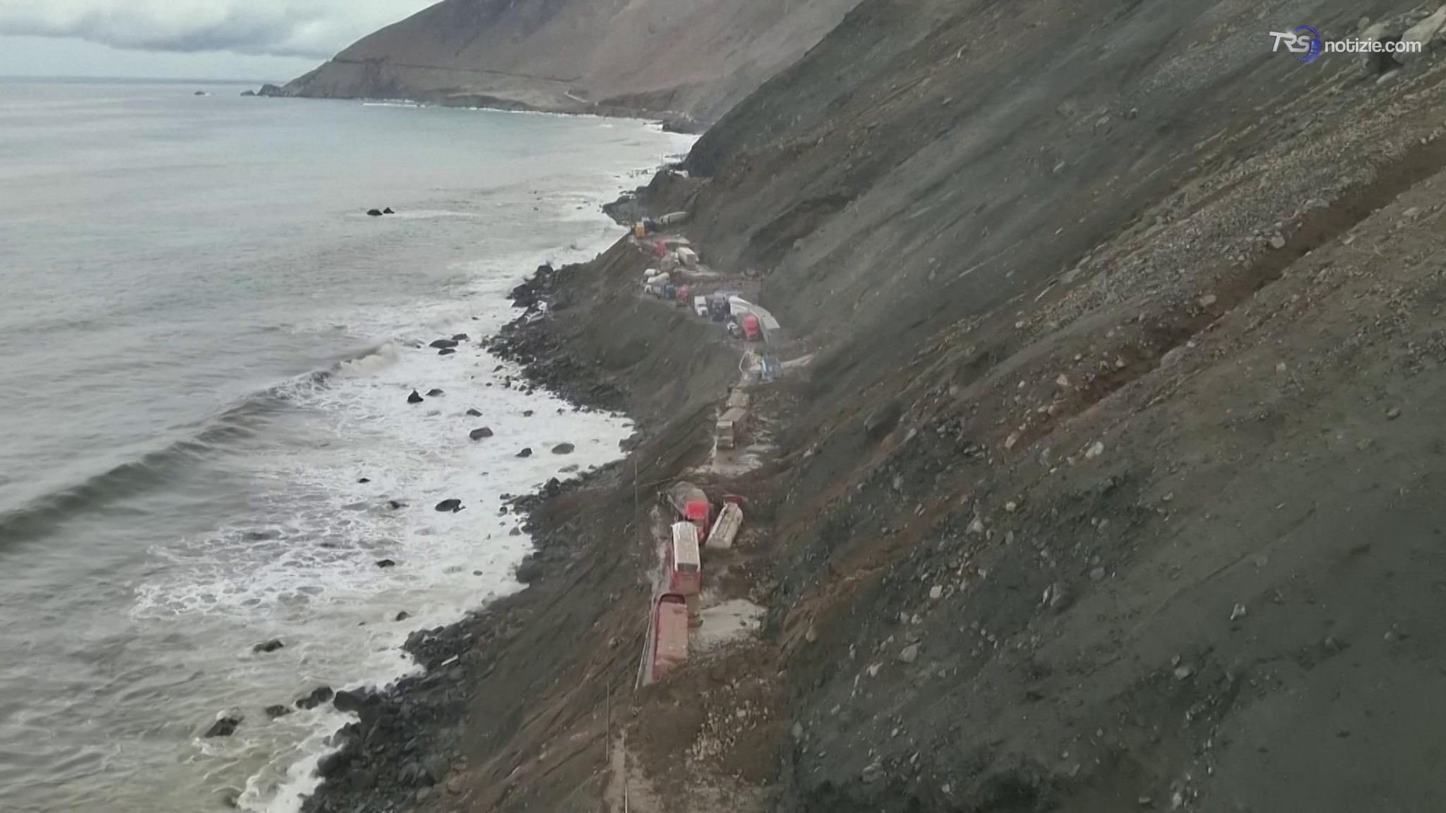 Perù, fango e rocce travolgono la strada costiera: le immagini della frana di Arequipa