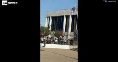 Usa, spunta una grande bandiera nazista durante il corteo anti-islam in Michigan