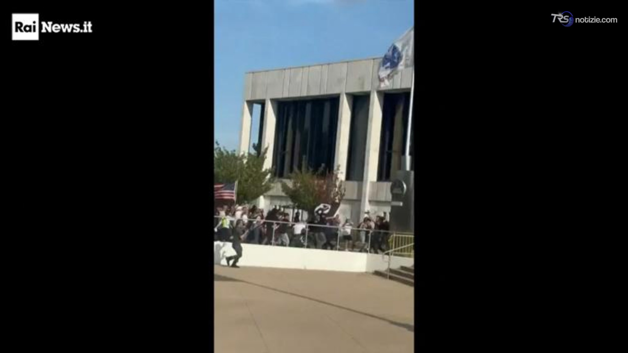 Usa, spunta una grande bandiera nazista durante il corteo anti-islam in Michigan