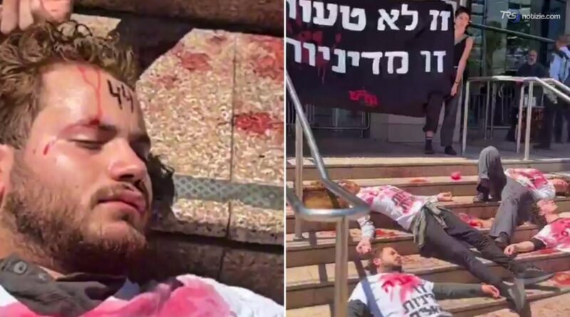 Tel Aviv, manifestanti a terra con i numeri sulla fronte contro l'IDF