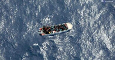 In 35 sbarcano a Lampedusa. L'allarme per un'altra imbarcazione: "52 in pericolo"