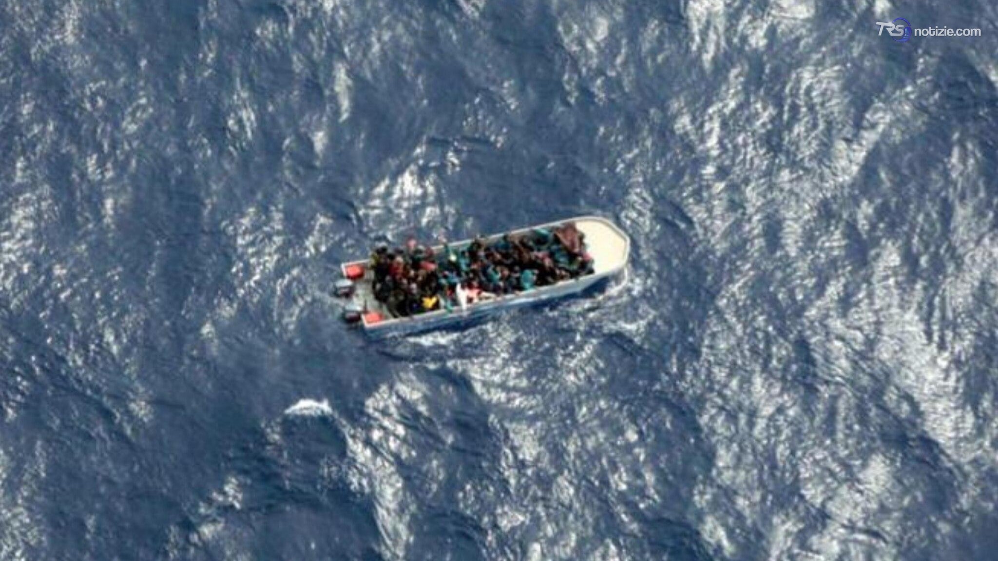 In 35 sbarcano a Lampedusa. L'allarme per un'altra imbarcazione: "52 in pericolo"